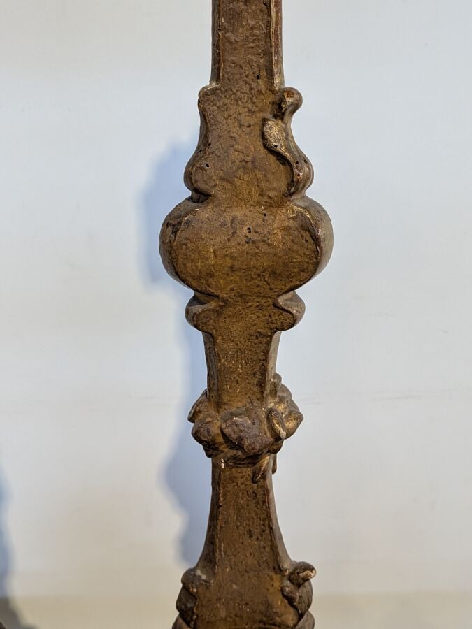 Paire de grands pique-cierges en bois sculpté et doré sur une face posant sur t…