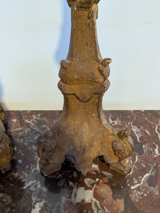 Paire de grands pique-cierges en bois sculpté et doré sur une face posant sur t…