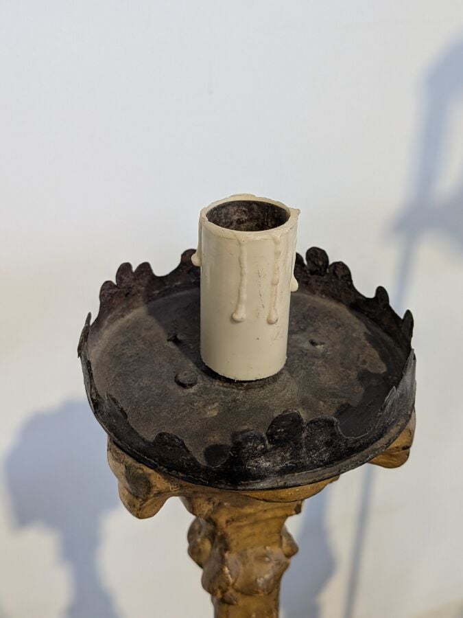 Paire de grands pique-cierges en bois sculpté et doré sur une face posant sur t…