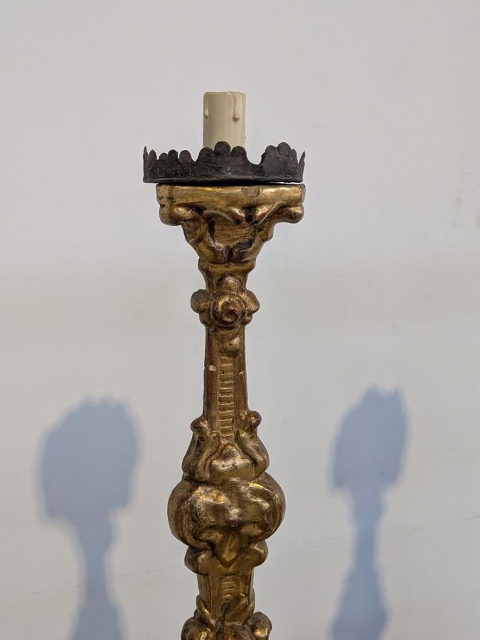 Paire de grands pique-cierges en bois sculpté et doré sur une face posant sur t…