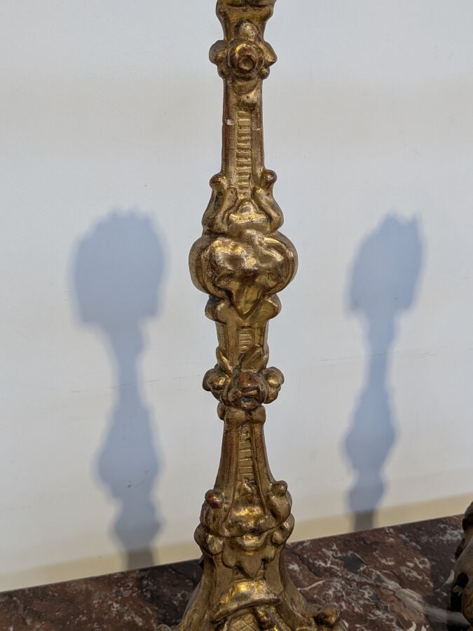 Paire de grands pique-cierges en bois sculpté et doré sur une face posant sur t…
