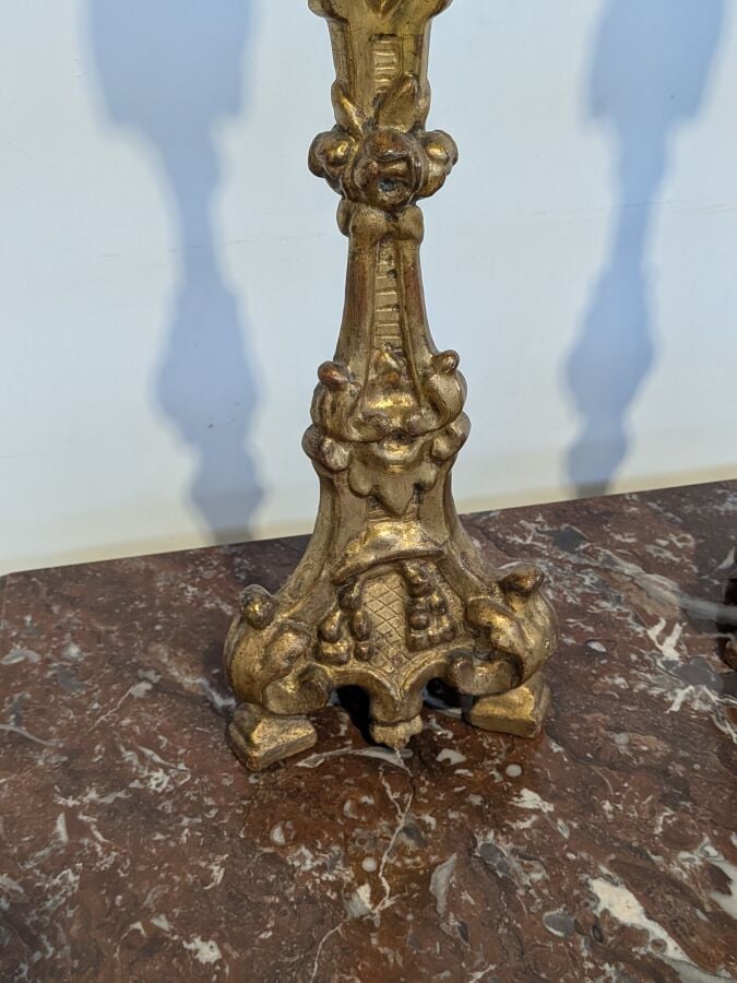 Paire de grands pique-cierges en bois sculpté et doré sur une face posant sur t…