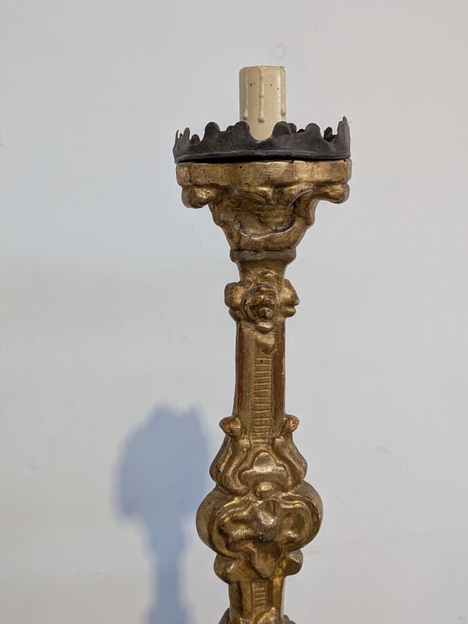 Paire de grands pique-cierges en bois sculpté et doré sur une face posant sur t…