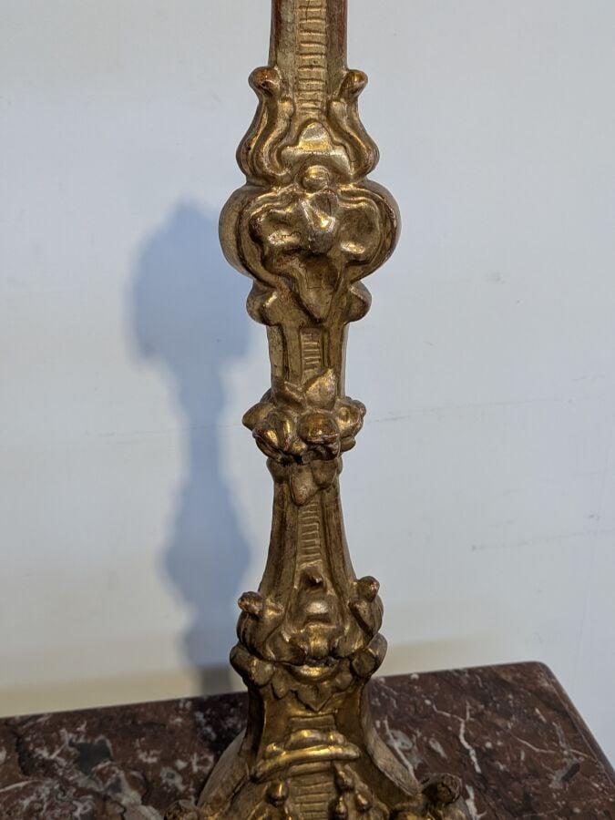 Paire de grands pique-cierges en bois sculpté et doré sur une face posant sur t…
