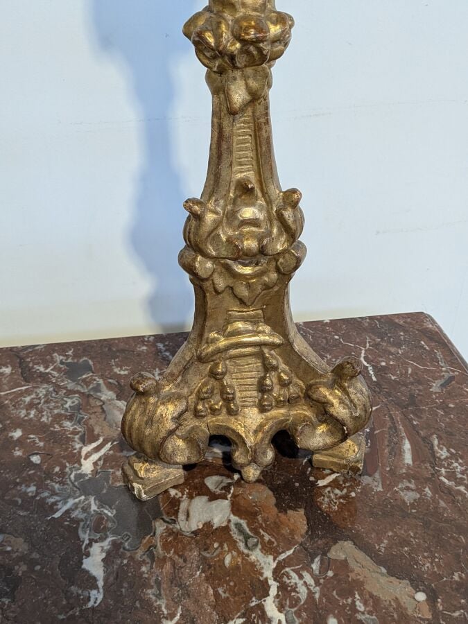 Paire de grands pique-cierges en bois sculpté et doré sur une face posant sur t…