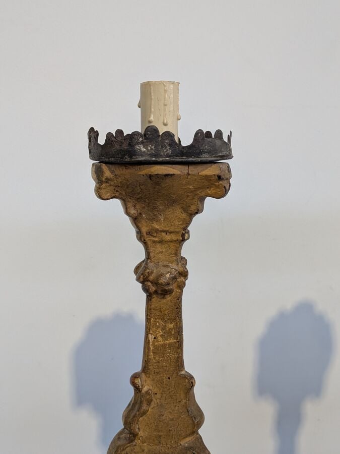 Paire de grands pique-cierges en bois sculpté et doré sur une face posant sur t…