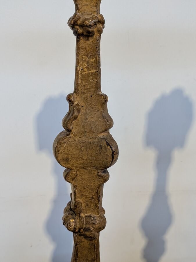 Paire de grands pique-cierges en bois sculpté et doré sur une face posant sur t…