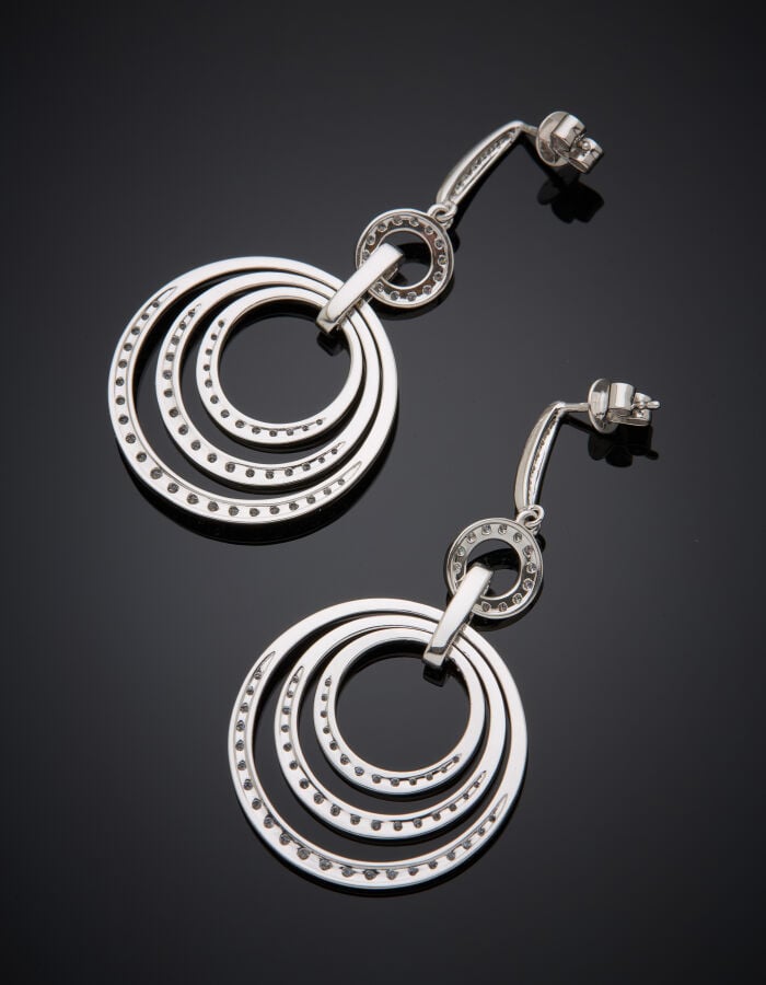 Paire de PENDANTS d'OREILLES circulaires en or gris (750‰)à motifs mobiles conc…