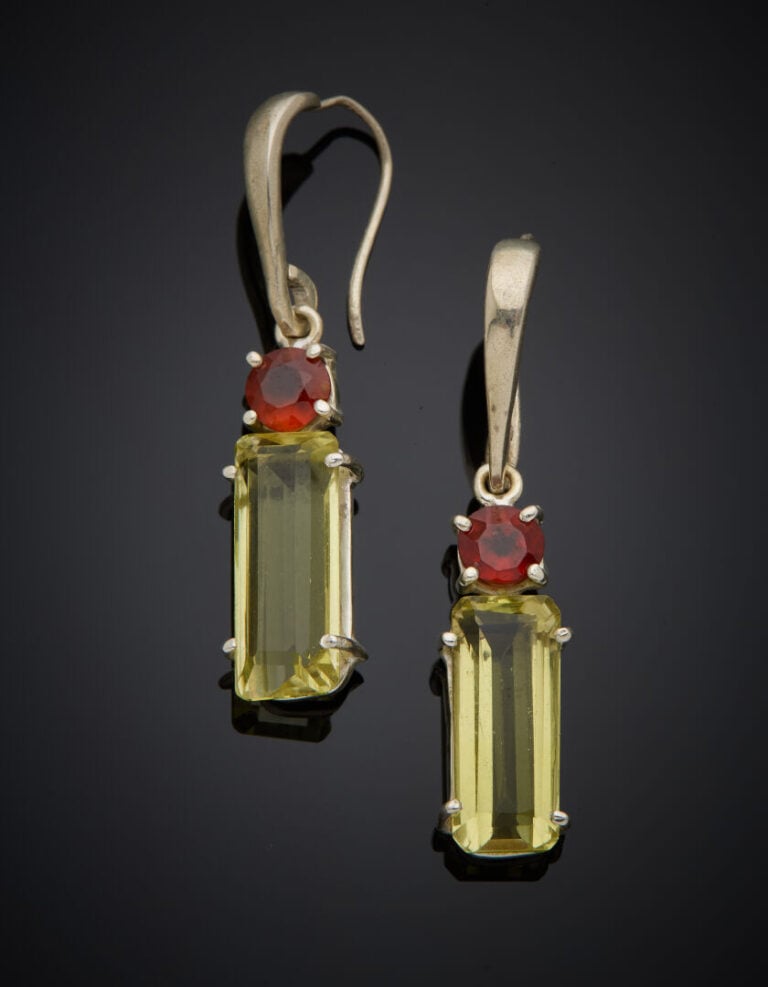 Paire de PENDANTS d'OREILLES en argent (925‰) serti d'une prasiolite taillée à…