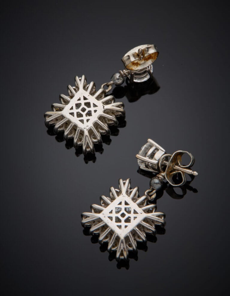 Paire de PENDANTS d'OREILLES en or gris (750 et 585‰) 18 et 14 carats, serti d'…