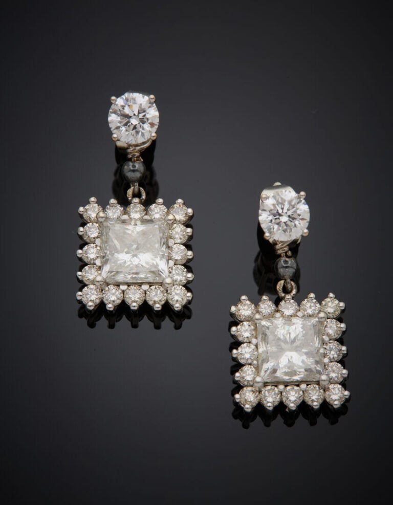 Paire de PENDANTS d'OREILLES en or gris (750 et 585‰) 18 et 14 carats, serti d'…