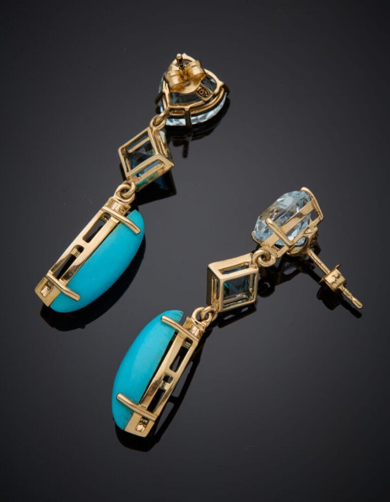 Paire de PENDANTS d'OREILLES en or jaune (375‰) 9 carats, serti chacun d'une ai…