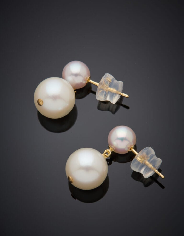 Paire de PENDANTS d'OREILLES en or jaune (750‰) retenant de deux perles de cult…