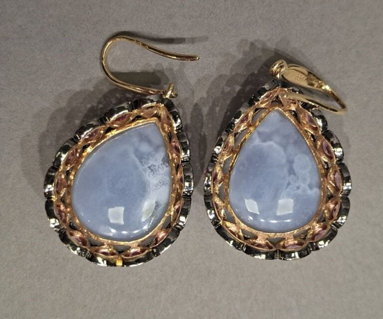 Paire de pendants d'oreilles en or rose (585°/°°) ornée d'un cabochon de calcéd…