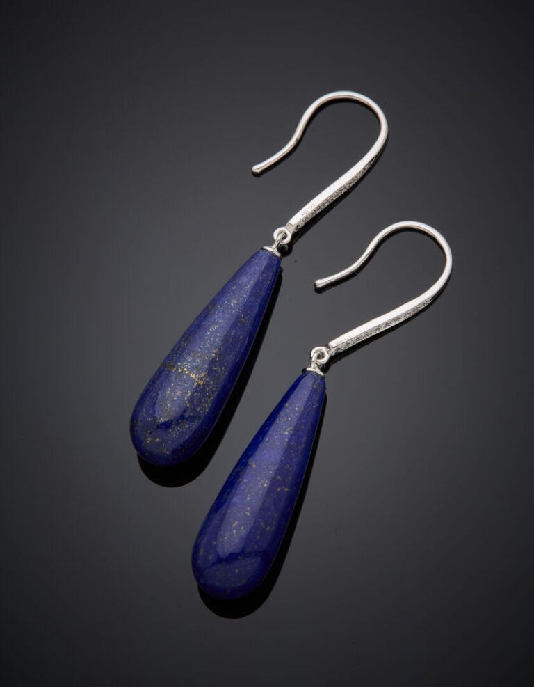 Paire de PENDANTS d'OREILLES "gouttes" en or gris (750‰) serti d'un alignement…