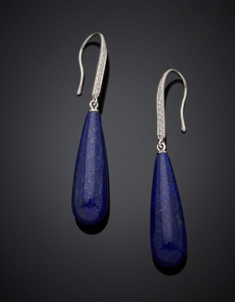 Paire de PENDANTS d'OREILLES "gouttes" en or gris (750‰) serti d'un alignement…