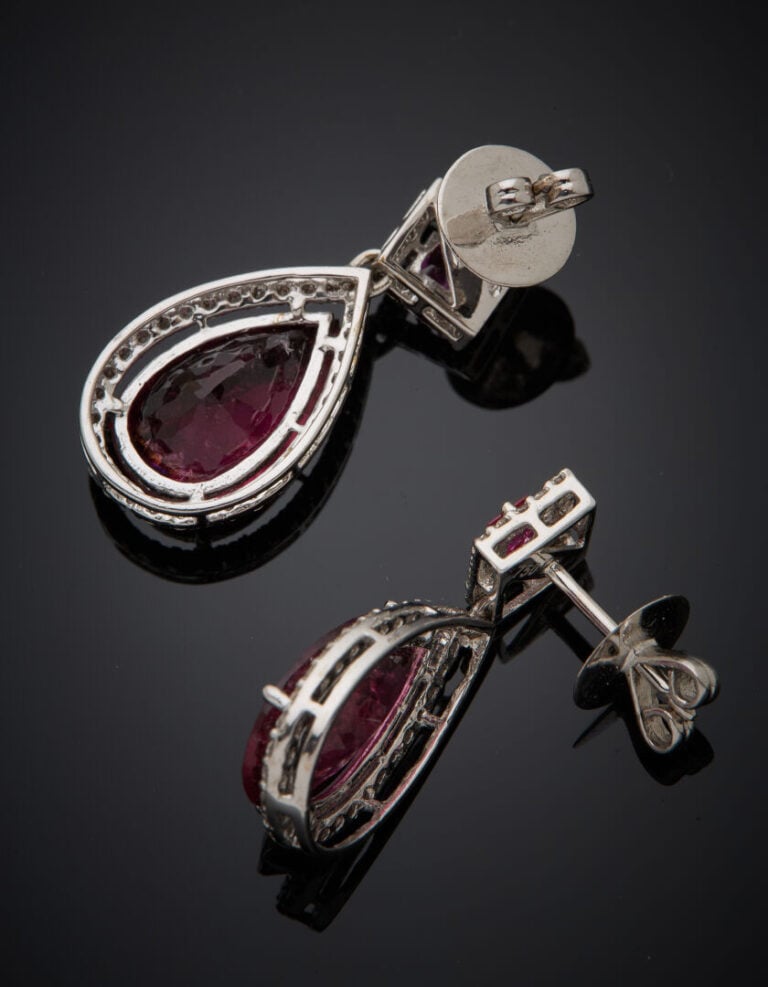 Paire de PENDANTS d'OREILLES "gouttes" en or gris (750‰) serti de deux rubis ro…