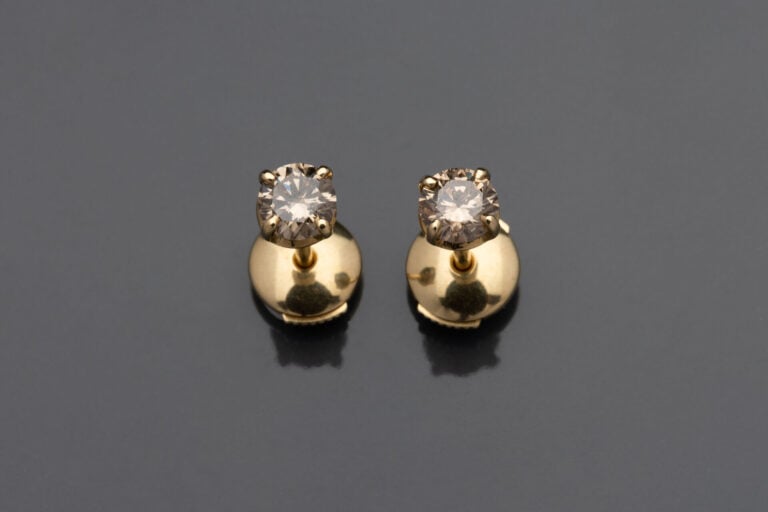 Paire de puces d'oreilles en or jaune (750) ornées chacune d'un diamant taille…