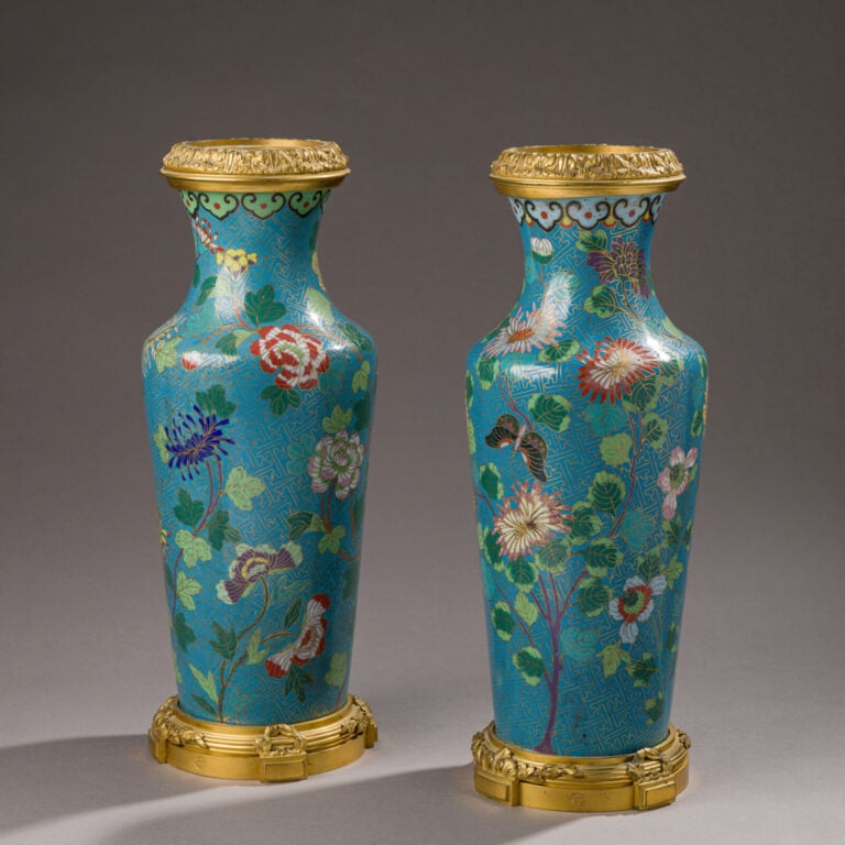 Paire de VASES BALUSTRES en émaux cloisonnés à décor de chrysanthèmes et papill…
