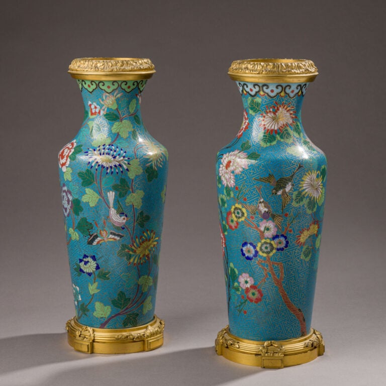 Paire de VASES BALUSTRES en émaux cloisonnés à décor de chrysanthèmes et papill…