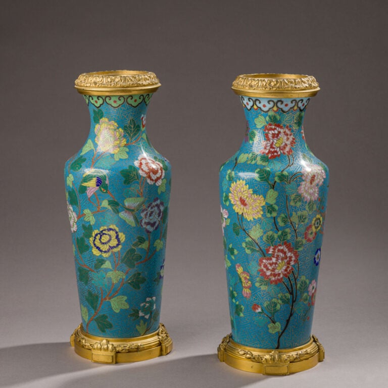 Paire de VASES BALUSTRES en émaux cloisonnés à décor de chrysanthèmes et papill…