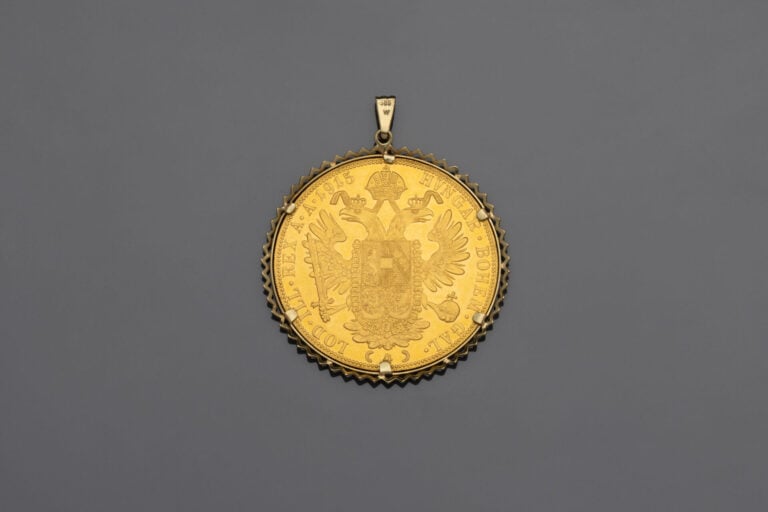 PENDENTIF circulaire en or (585°/°°) 14 carats ajouré à motifs dentelés orné d'…