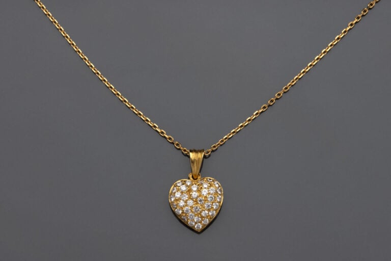 PENDENTIF ""cœur"" et sa chaînette en or jaune (750°/°°) pavé de diamants taill…