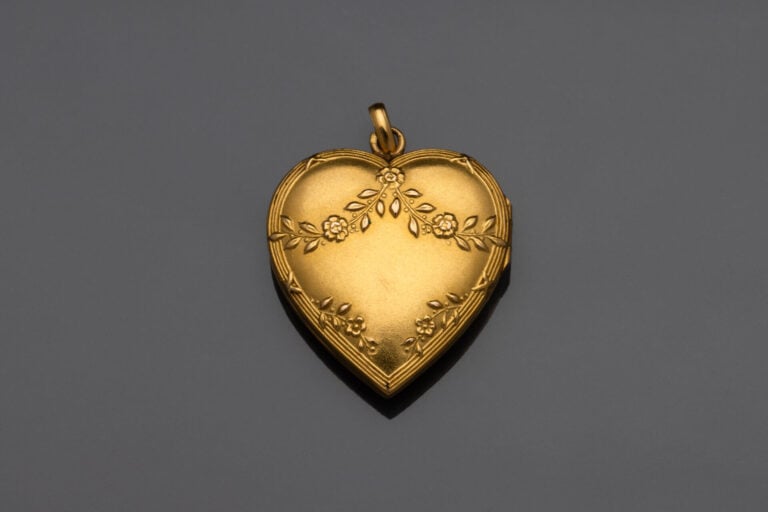 Pendentif coeur ouvrant en or jaune (750) à décor de guirlandes fleuries - Poid…