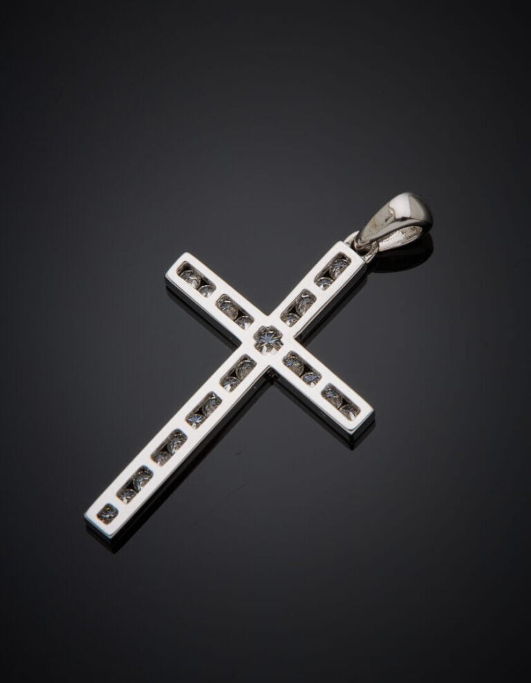 PENDENTIF "croix" en or gris (750‰) serti d'alignements de diamants taille bril…