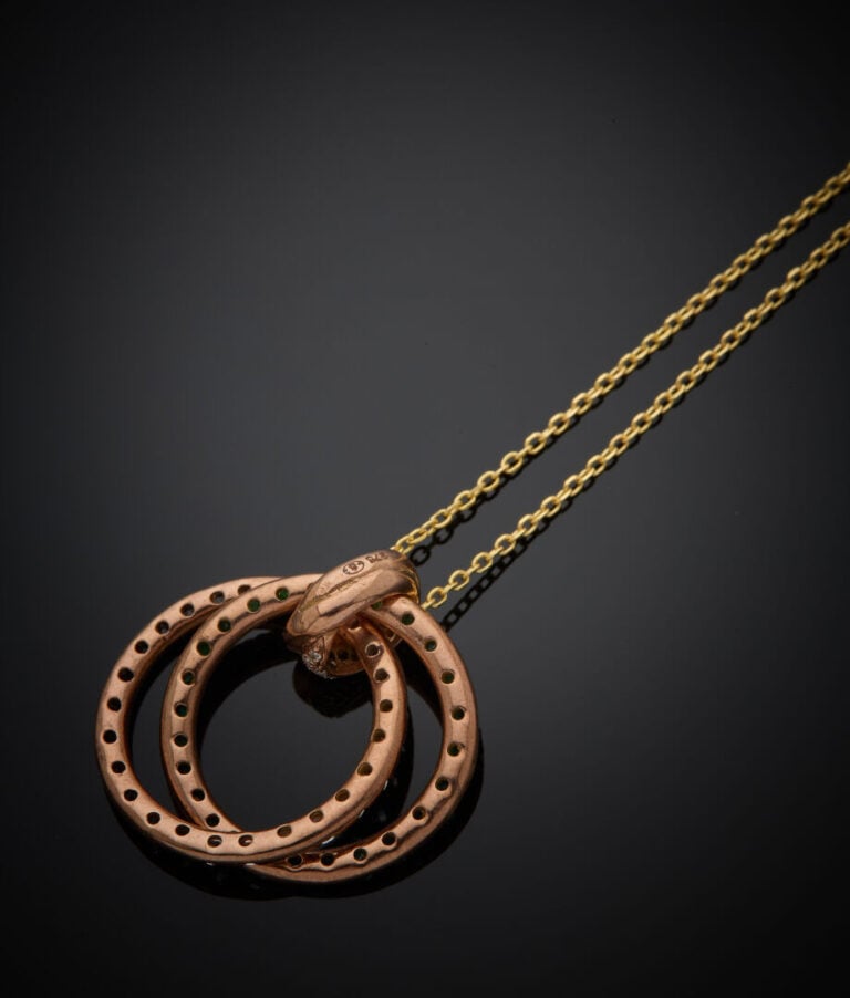PENDENTIF "deux anneaux entrelacés" en or rose (375°/°°) 9 carats ajouré serti…