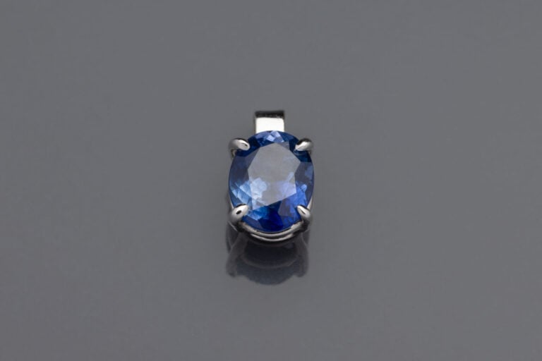 Pendentif en or blanc (750) orné d'un saphir de taille ovale en serti griffe, d…