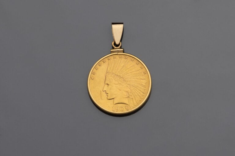 PENDENTIF en or jaune (585°/°°) 14 carats)serti d'une pièce de 10 dollars en or…