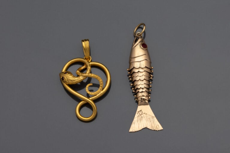 Pendentif en or jaune (750) ajouré figurant un serpent enroulé, les yeux sertis…