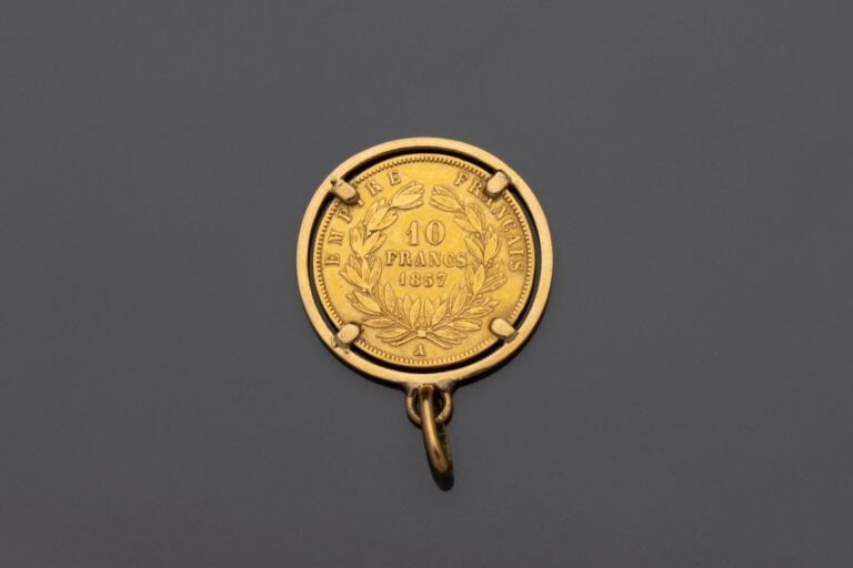 Pendentif en or jaune (750) orné d'une pièce de 10 francs or 1857 - Poids : 4.7…