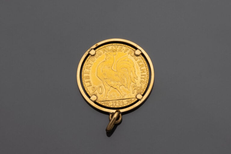 Pendentif en or jaune (750) orné d'une pièce de 20 francs or 1906 - Poids : 8.4…