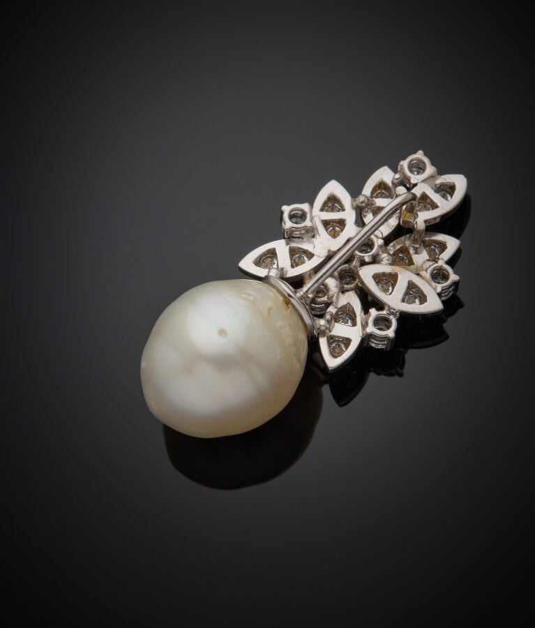 PENDENTIF "feuillage" en or gris (750‰) ajouré, serti de diamants taille brilla…