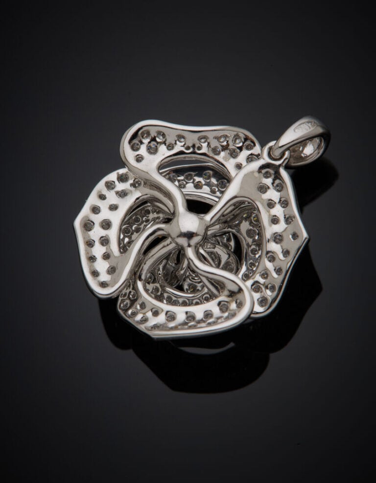 PENDENTIF "fleur" en or gris (750‰) ajouré, serti de diamants taille brillant.…