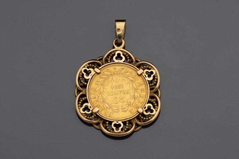 PENDENTIF fleur en or jaune (750°/°°) ajouré à motif de trèfle et boulet retena…