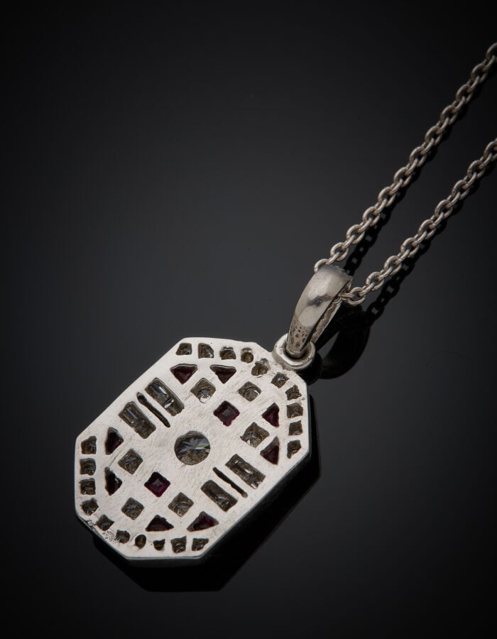 PENDENTIF hexagonal et sa chaînette en or gris (750‰) serti de diamants taille…