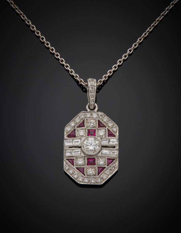 PENDENTIF hexagonal et sa chaînette en or gris (750‰) serti de diamants taille…