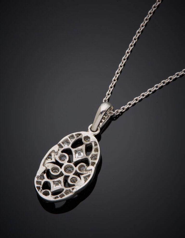 PENDENTIF ovale et sa chaînette en or gris (750‰) ajouré, serti de diamants tai…