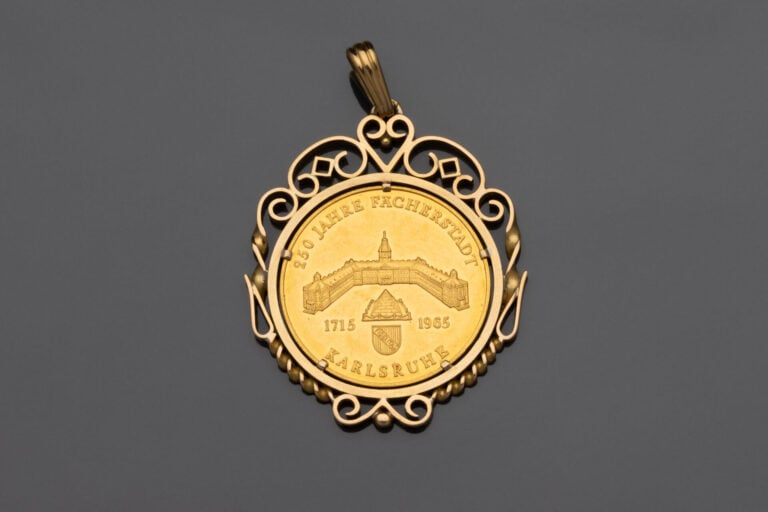 Pendentif pièce commémorative en or "Karlsruhe 1715-1965", entourage ajouré en…