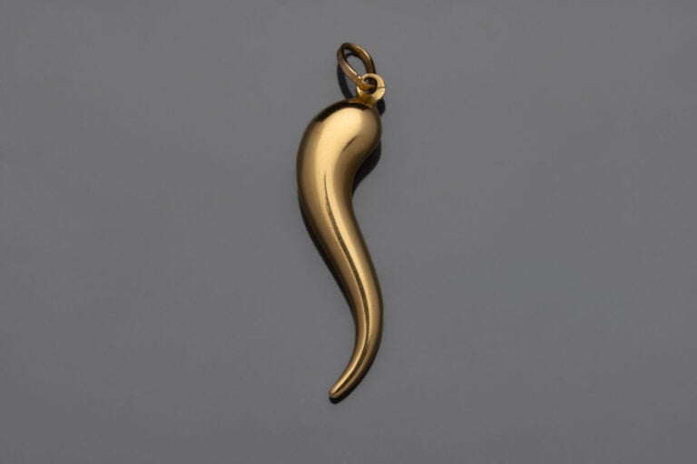 PENDENTIF piment en or jaune (750°/°°). - Long.: 4 cm. - Poids : 3g.