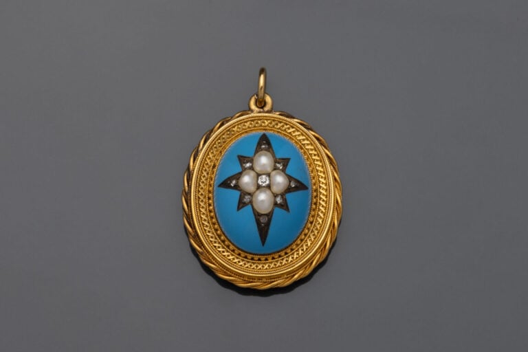 PENDENTIF/PORTE-SOUVENIR ovale en or jaune (750°/°°) torsadé et granulé, compos…