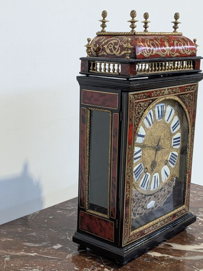 PENDULE RELIGIEUSE en écaille et bronze doré - Le cadran à chiffres romains éma…