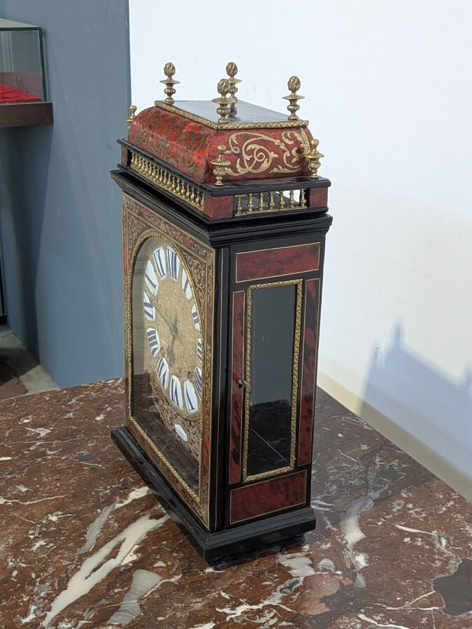 PENDULE RELIGIEUSE en écaille et bronze doré - Le cadran à chiffres romains éma…