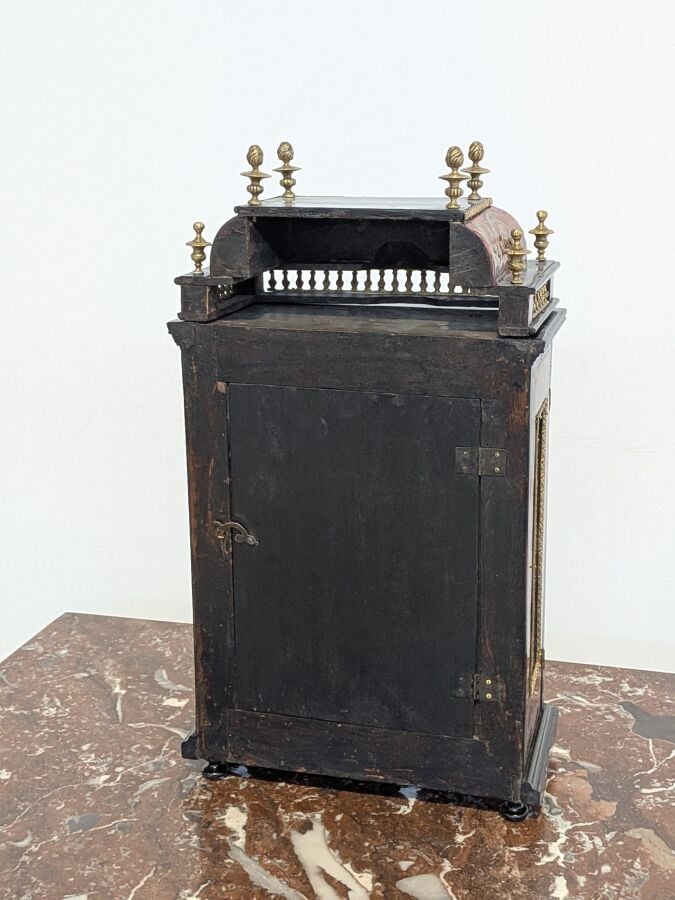 PENDULE RELIGIEUSE en écaille et bronze doré - Le cadran à chiffres romains éma…