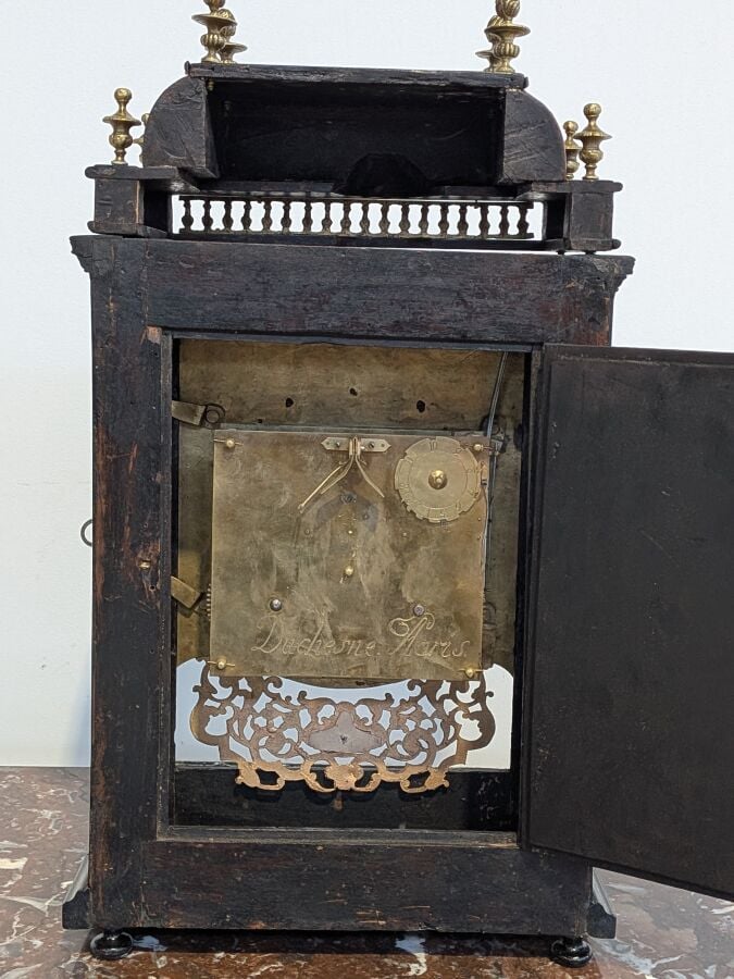 PENDULE RELIGIEUSE en écaille et bronze doré - Le cadran à chiffres romains éma…