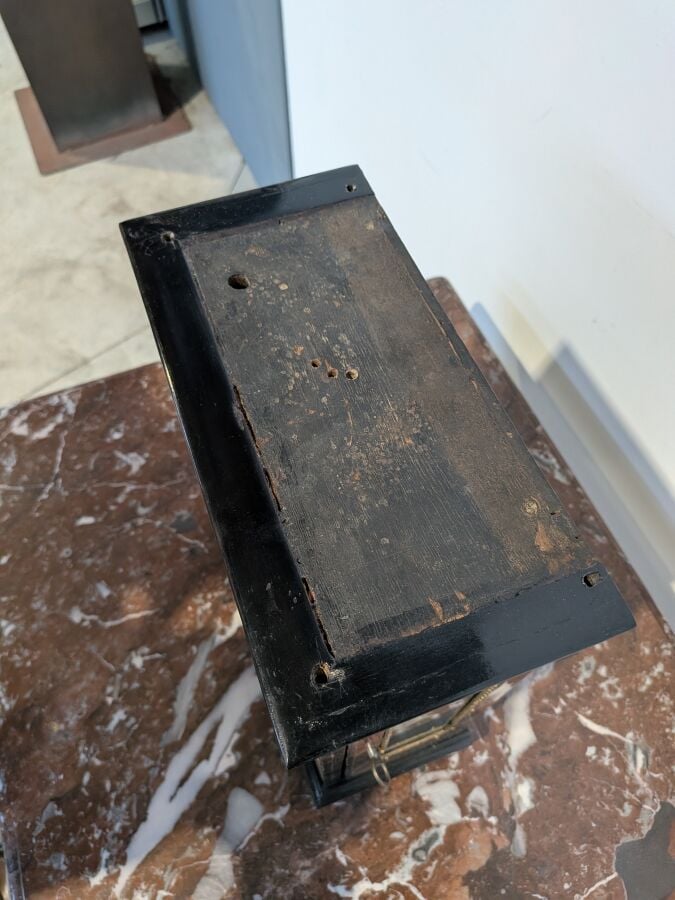 PENDULE RELIGIEUSE en écaille et bronze doré - Le cadran à chiffres romains éma…
