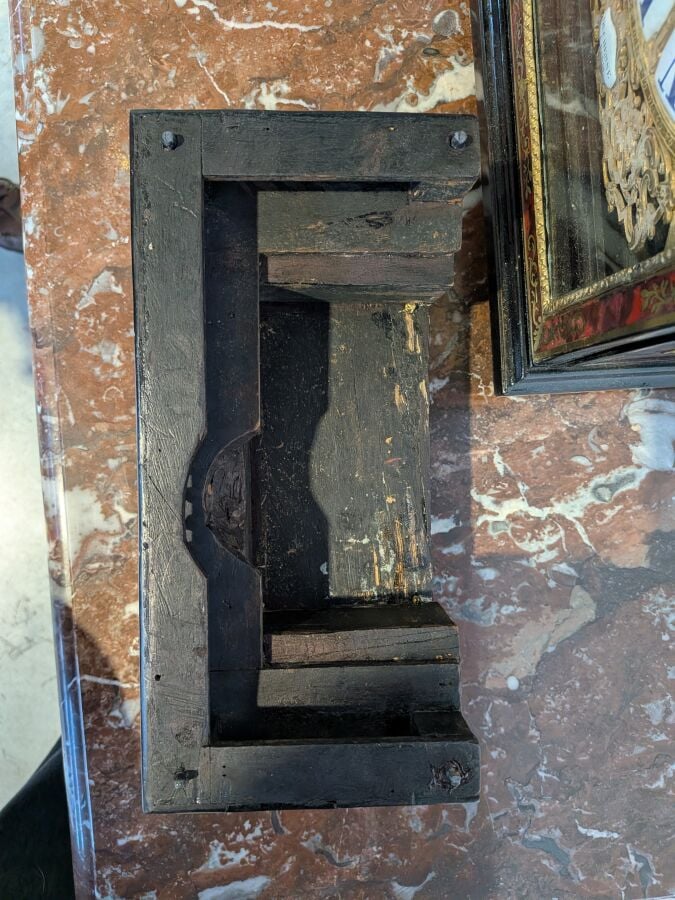 PENDULE RELIGIEUSE en écaille et bronze doré - Le cadran à chiffres romains éma…